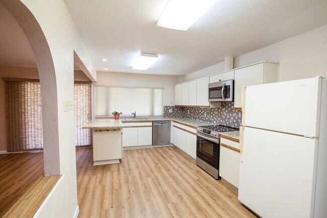 Building Photo - 921 Mossvine Dr