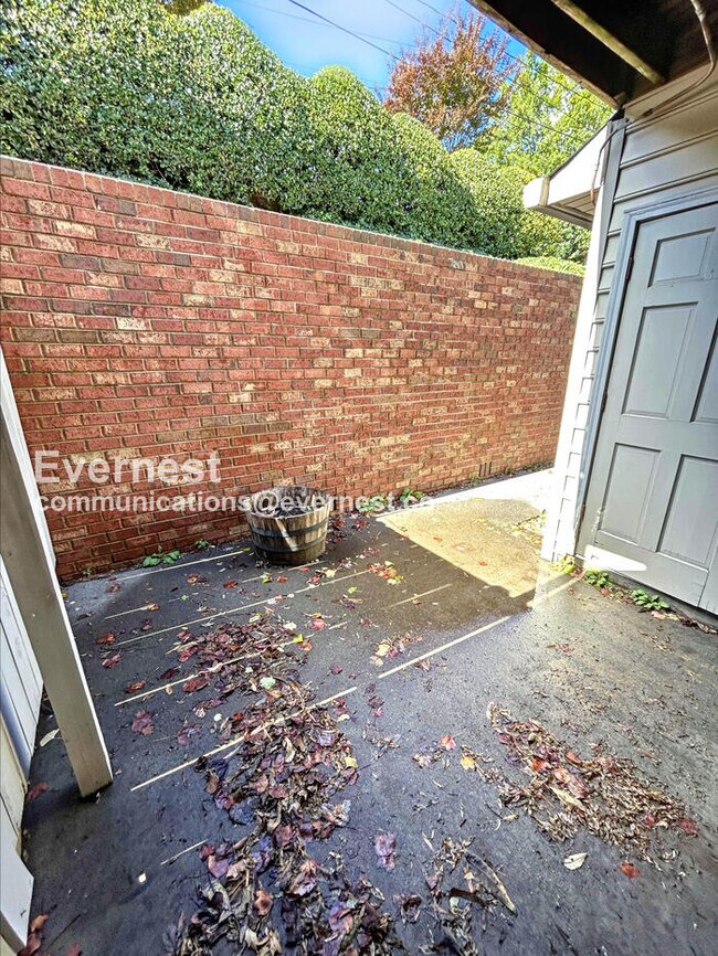 Building Photo - 2 Bed, 2.5 Bath Townhome with Assigned Par...