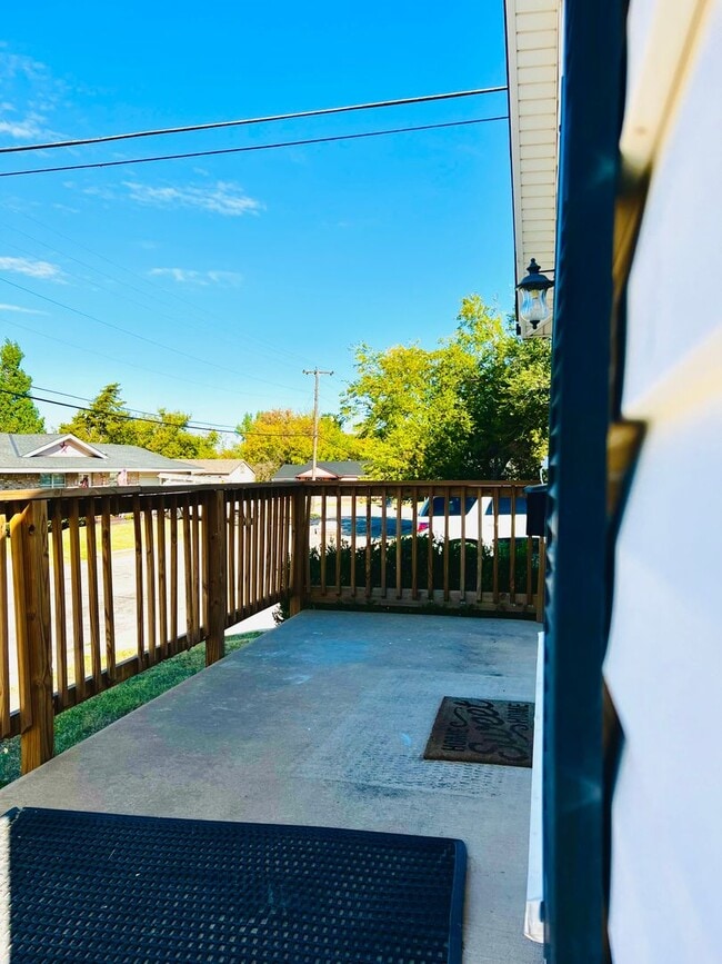 Building Photo - Updated Studio Home in Lyons Park Neighborhood!!