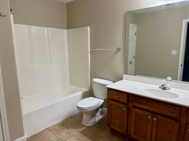 Building Photo - 121 Farrah Ave