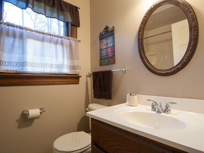 Building Photo - 4266 Roundhill Dr