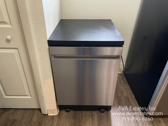 Building Photo - 516 W 9th St