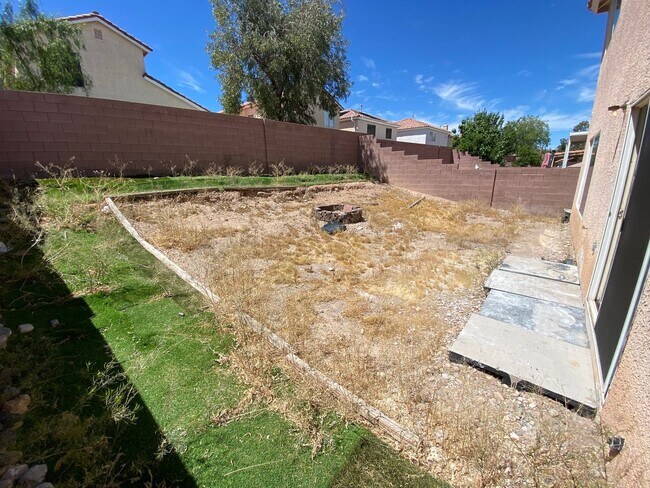 Building Photo - Great 4 bed/2.5 bath home located in the Southern area