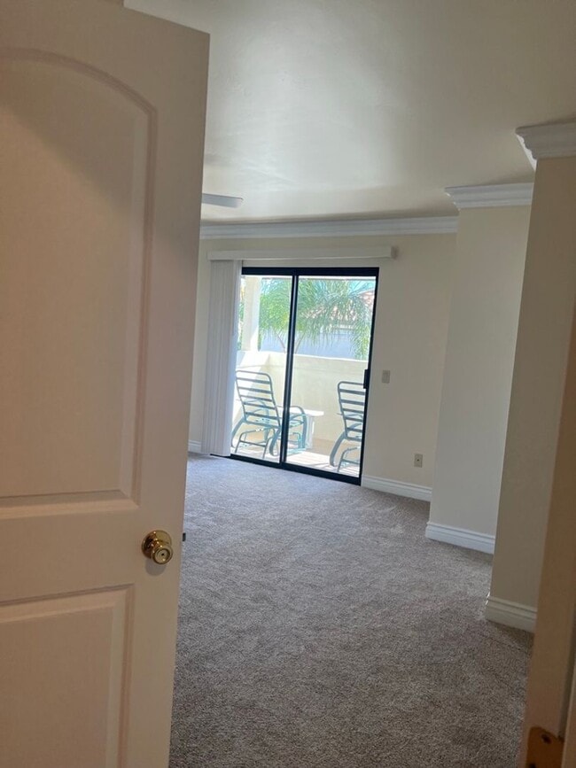 Building Photo - Meticulously maintained condo - 2 main bed...