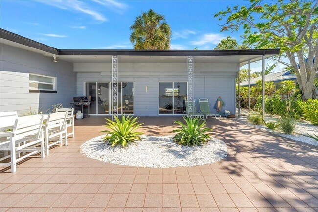Building Photo - 7100 Shore Dr S