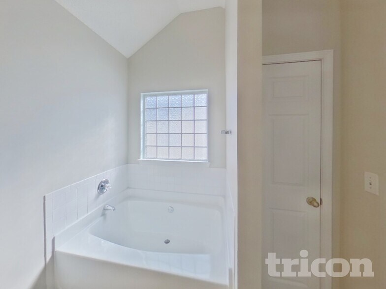 Building Photo - 3030 Summer Breeze Dr