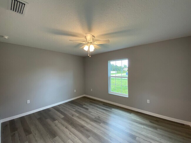 Building Photo - Desirable SW Ocala Neighborhood 3/2/2 - No Carpet- **WON'T LAST**