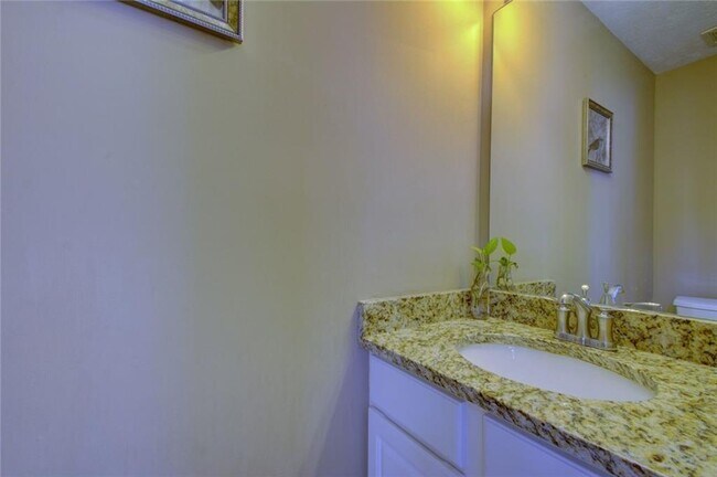 Building Photo - 2820 Northcliff Dr