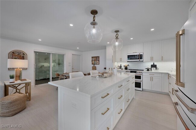 Building Photo - 1950 Gulf Shore Blvd N