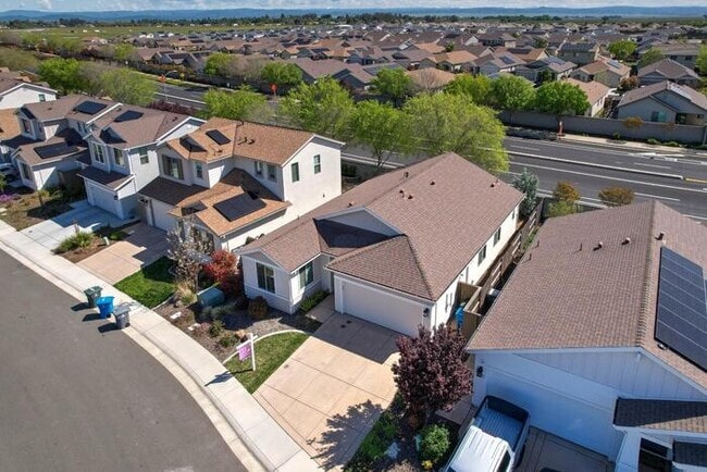 Building Photo - Beautiful Former Model Home For Rent! All the upgrades!