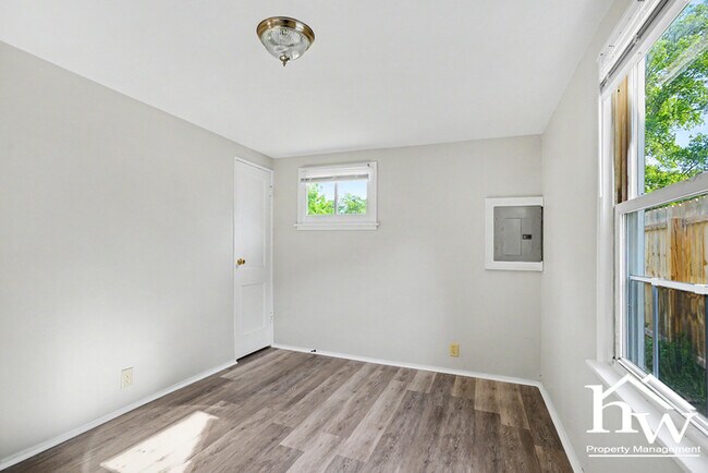 Building Photo - Cute Two Bedroom