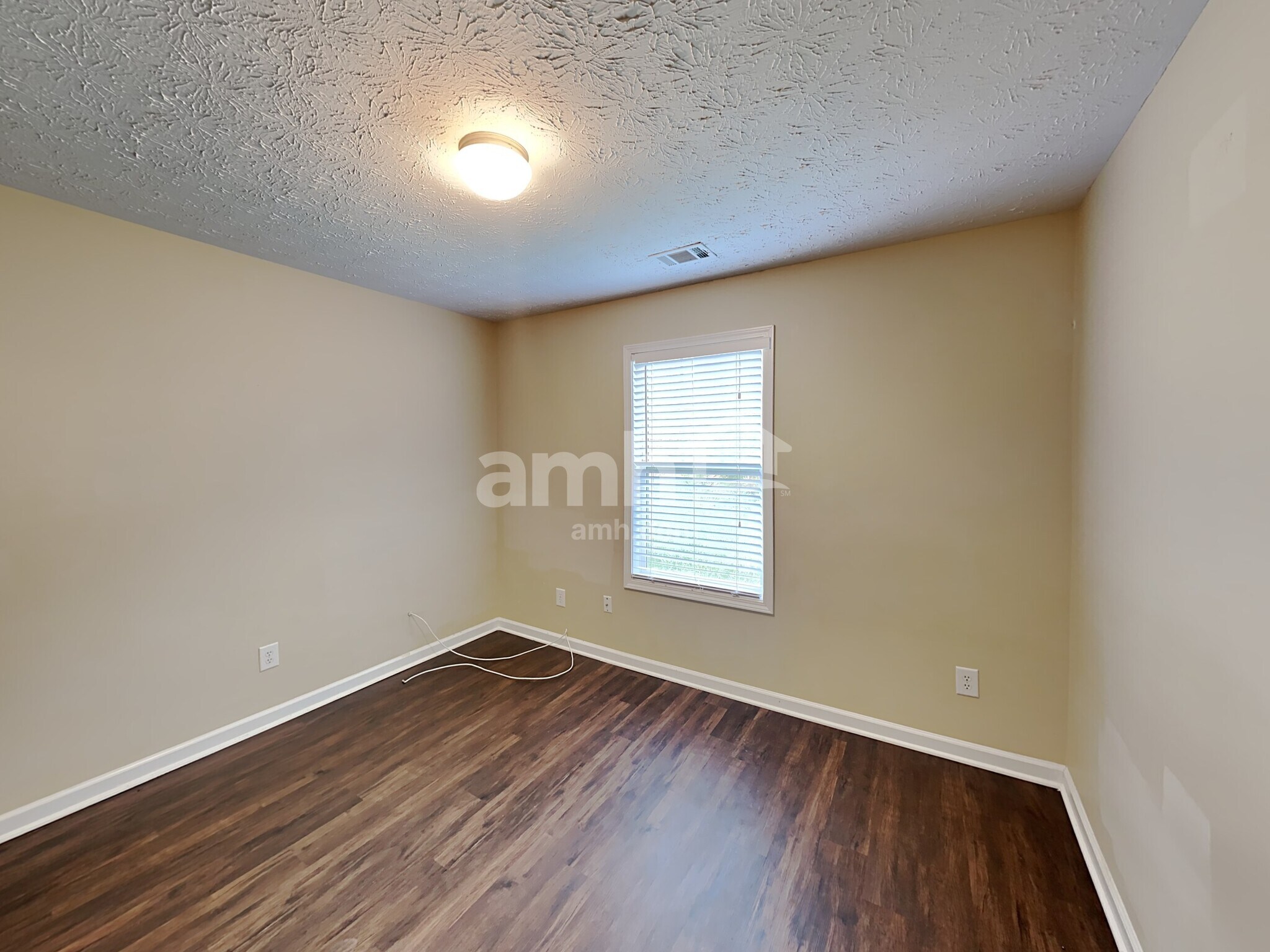 Building Photo - 303 Cole Creek Dr