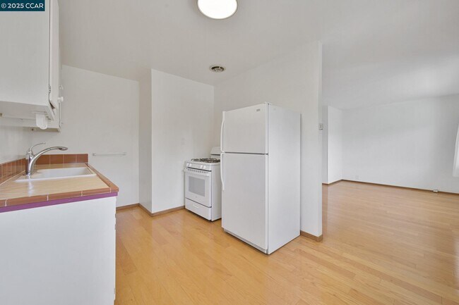 Building Photo - 2134 McGee Ave