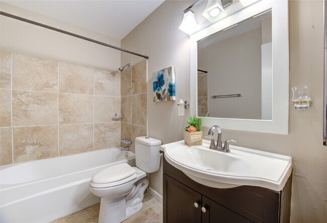 Building Photo - 2101 Fountain View Dr