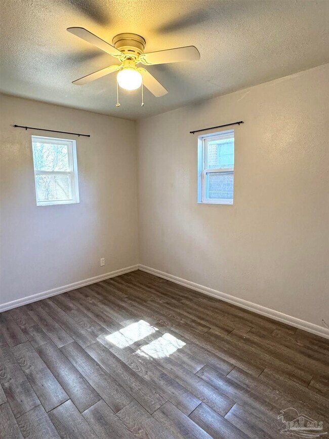 Building Photo - 1010 Hawthorn Dr