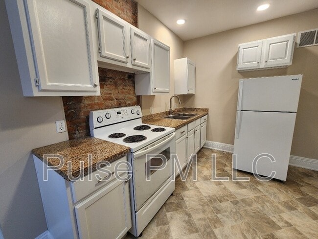 Building Photo - 1539 St Clair St