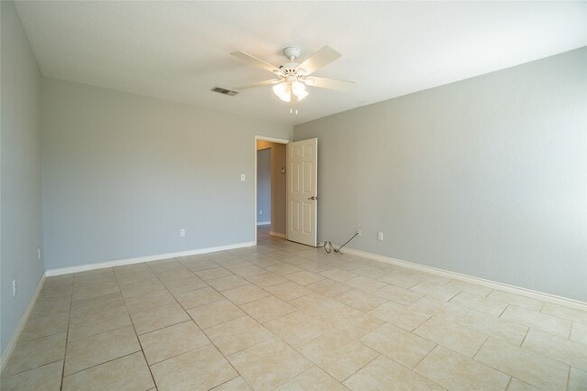Building Photo - 140 Lakewood Dr