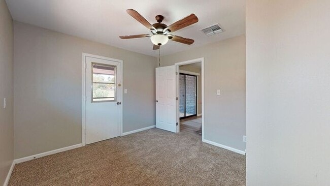 Building Photo - 3 bedroom 2 bath home situated on the Golf Course!