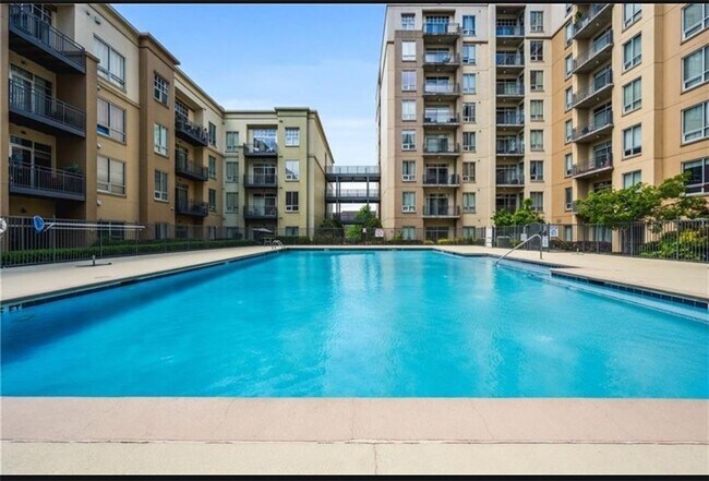 Building Photo - 711 Cosmopolitan Dr NE