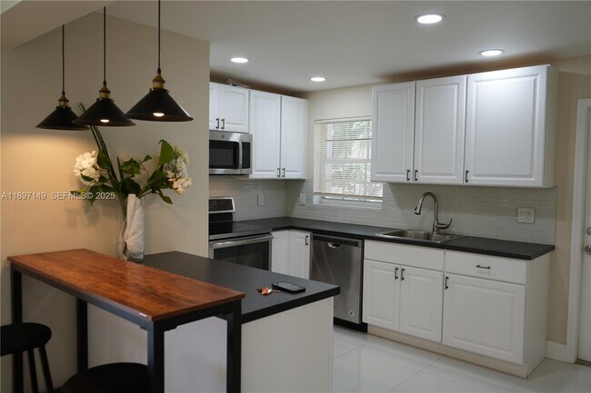 Building Photo - 3100 S Le Jeune Rd