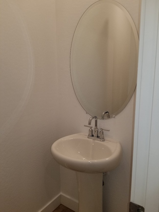 Building Photo - AMAZING TOWNHOME IN MCQUEEN AND OCOTILLO