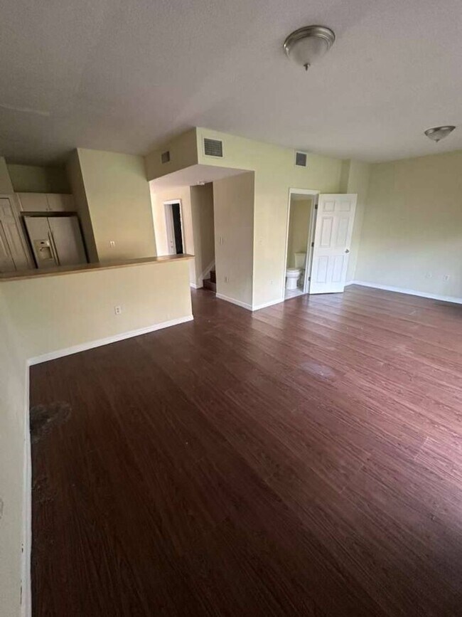 Building Photo - Move-In Ready 3BR/2BA Townhome in Florida City