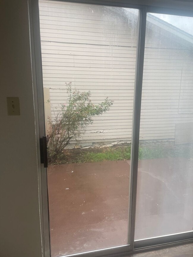 Building Photo - 2/1 ptisd Available for immediate Move in