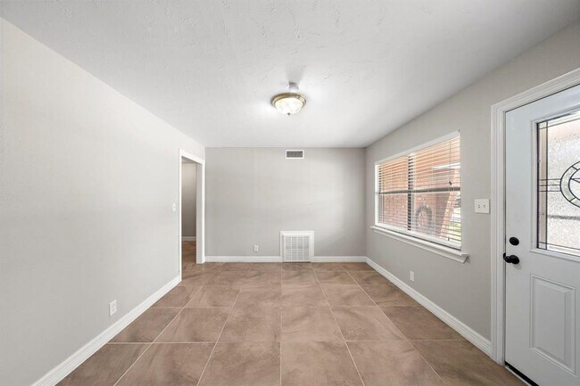 Building Photo - 2138 Loving St