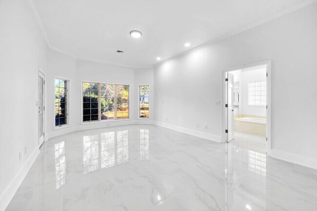 Building Photo - 1524 Glenlake Cir