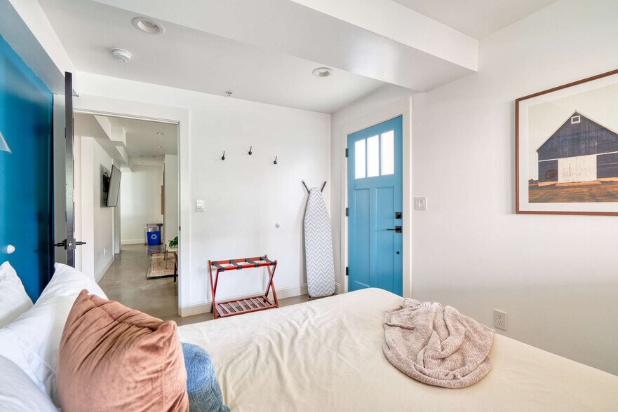 Building Photo - 18 NW 22nd Pl