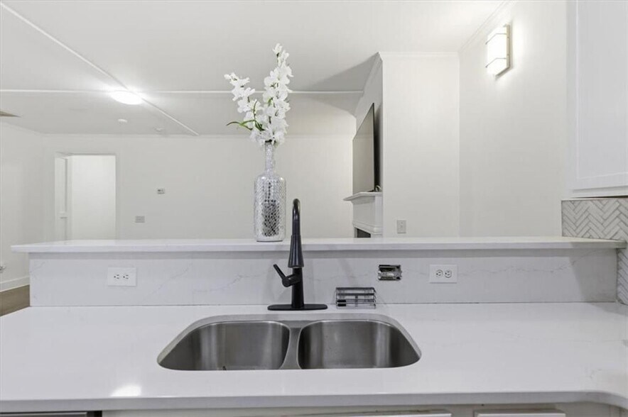 Building Photo - 1076 N Village Dr