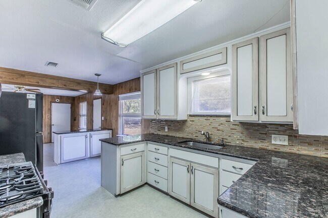 Building Photo - Stylish & Spacious 3-Bed Home