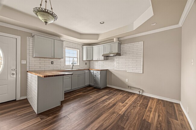 Building Photo - 12906 Gladden Dr