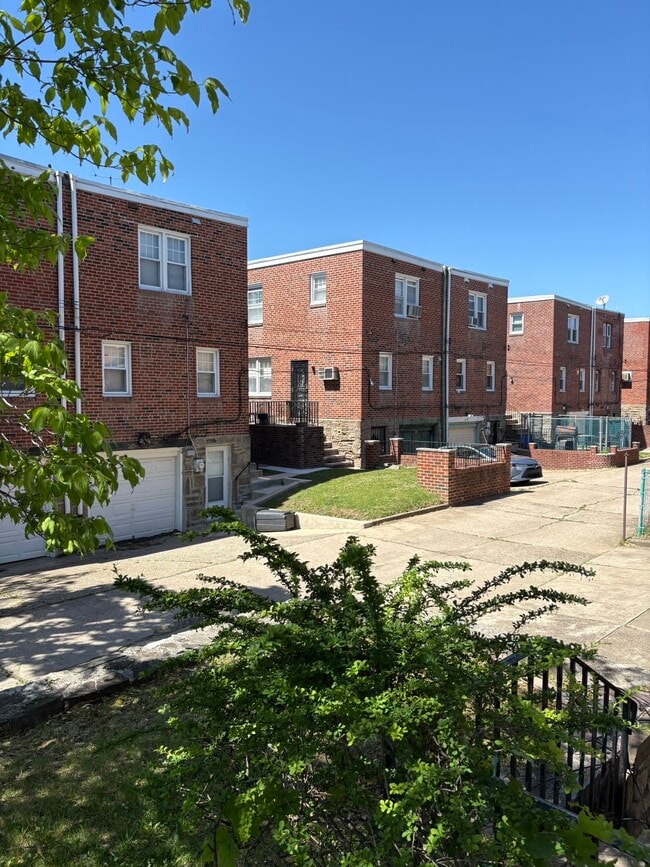 Building Photo - 1201 E Cliveden St