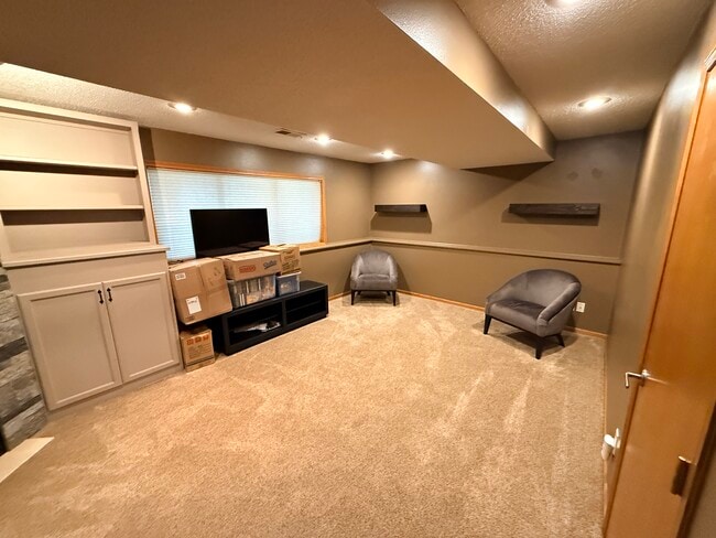 Building Photo - 602 5th Ave S