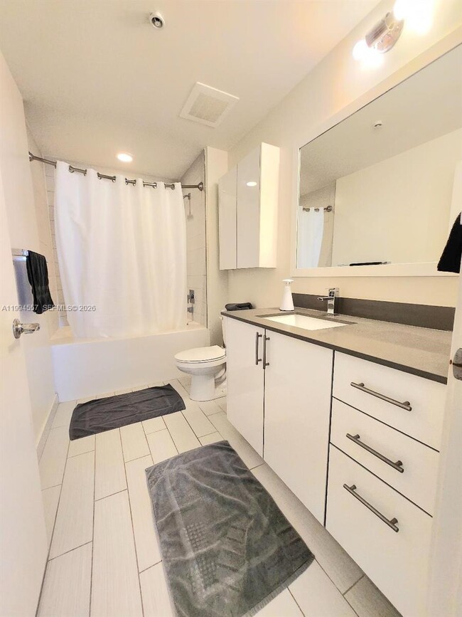 Building Photo - 999 SW 1st Ave