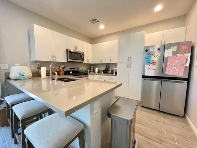 Building Photo - Beautiful Fully Furnished Condo in Affinit...