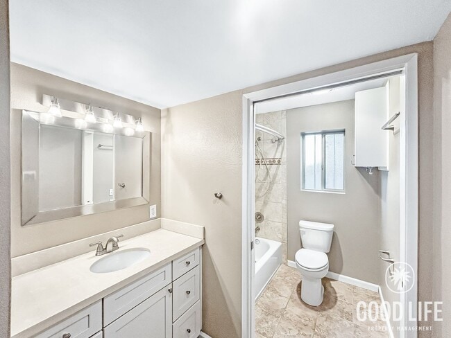 Building Photo - Charming 1 Bed / 1 Bath Condo in the Heart of University Heights