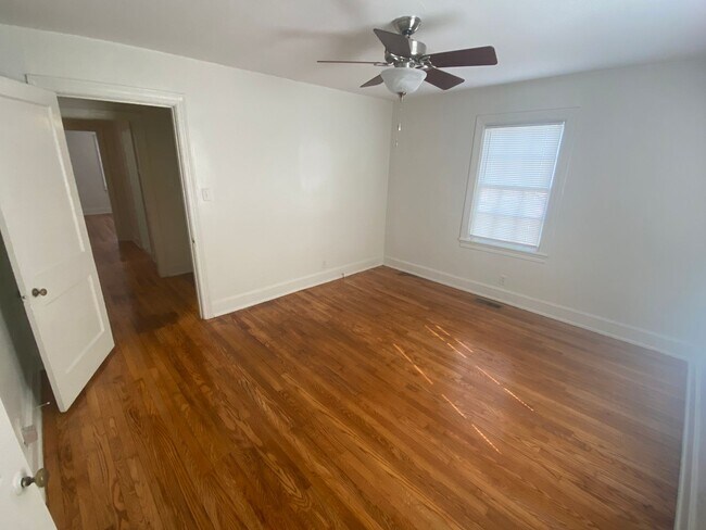 Building Photo - Adorable 1 Bedroom Duplex in Watts-Hillandale