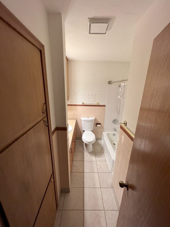Building Photo - Bright & Spacious 3-Bedroom Home on Large ...
