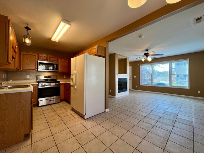 Building Photo - 3-Bed, 3-Full Bath, End Unit, 1-Car Garage!