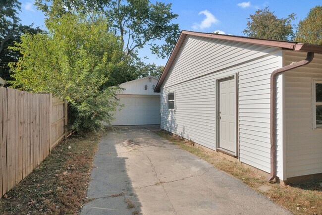 Building Photo - 1507 Thornton Dr