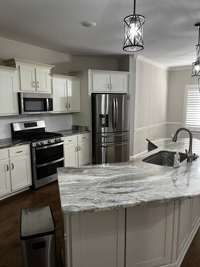 Building Photo - Custom Built home in a quiet subdivision