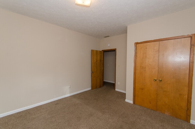 Building Photo - 4 bedroom, 1 bath home: Available July 2026!