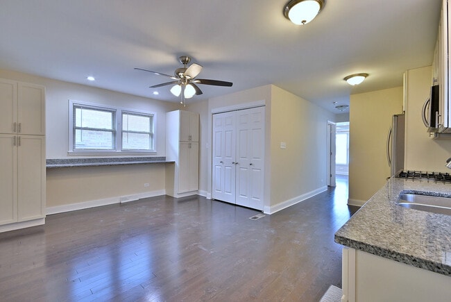 Building Photo - 7103 W Devon Ave