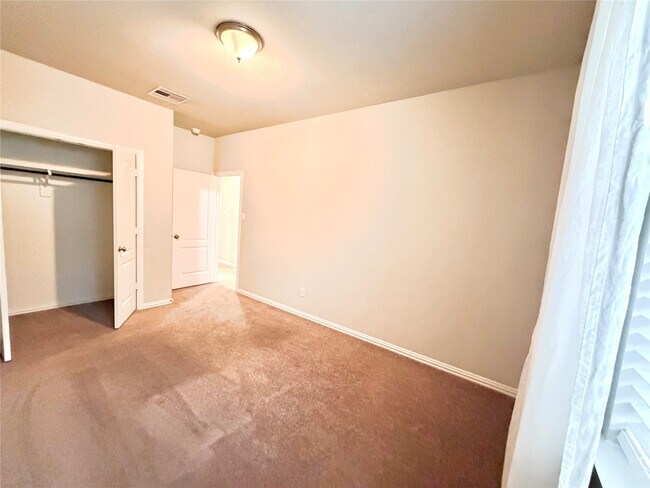 Building Photo - 8319 Divot Trce