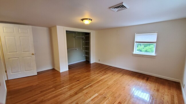 Building Photo - 4 Bedroom House for Rent