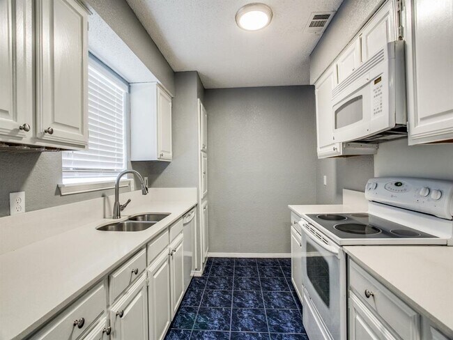 Building Photo - 6607 W Lynn Creek Dr