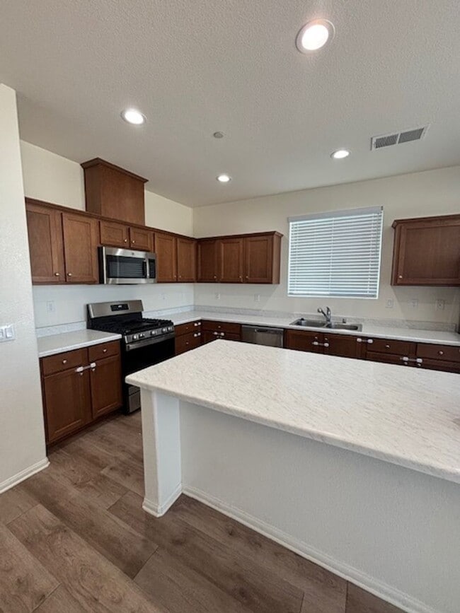 Building Photo - Upscale Living: Stunning 5-Bedroom, 3-Bath...