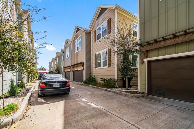 Building Photo - 3362 Pinemont Dr